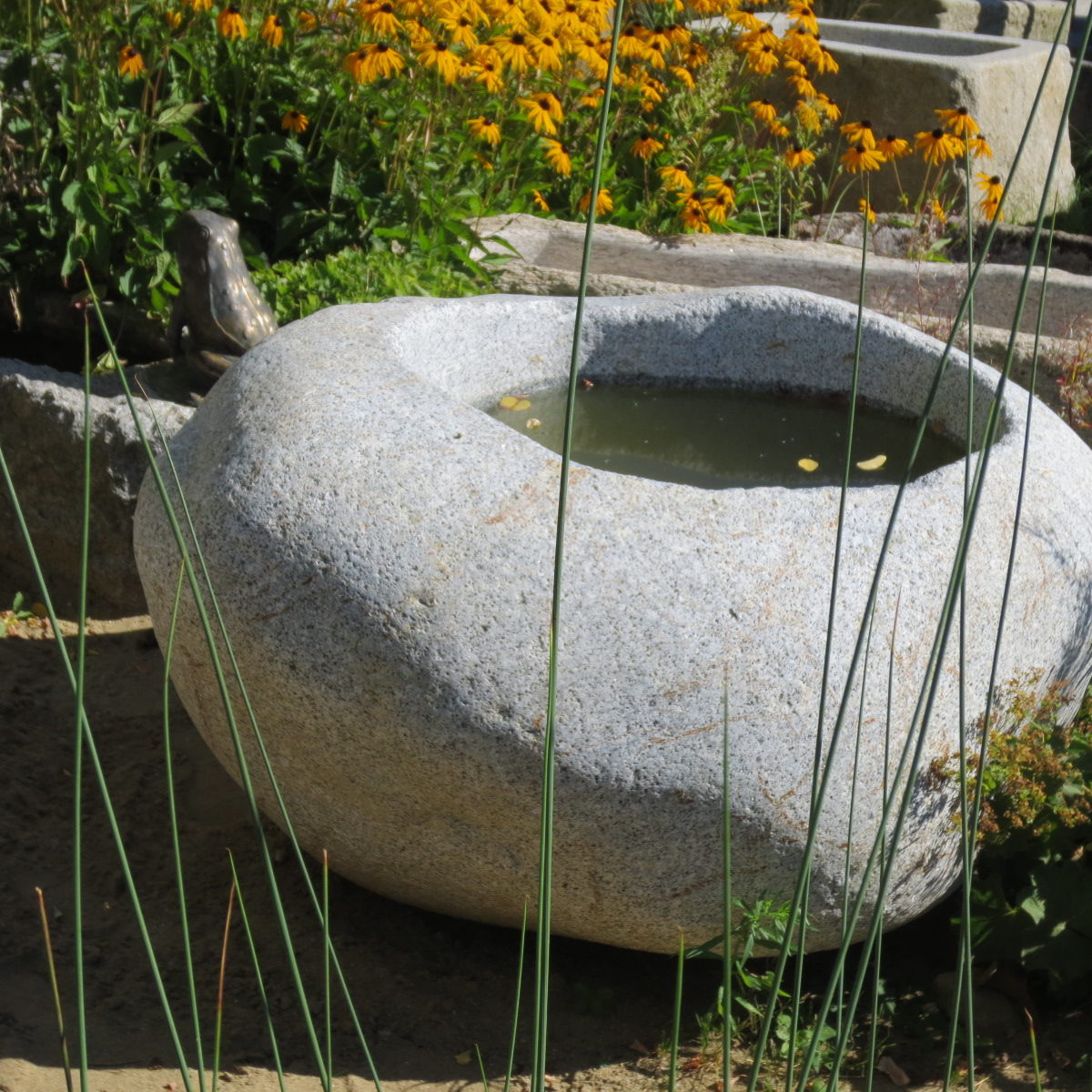 Brunnenfindling aus hellgrauem Granit (3)