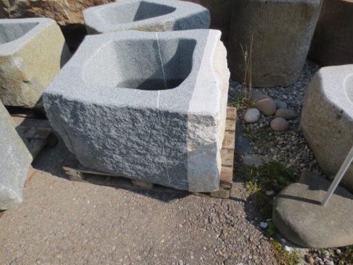 Brunnen-aus-Granitfindling-103x94h63-BWk008