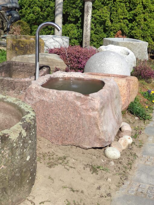 Findlingsbrunnen aus rotem Granit