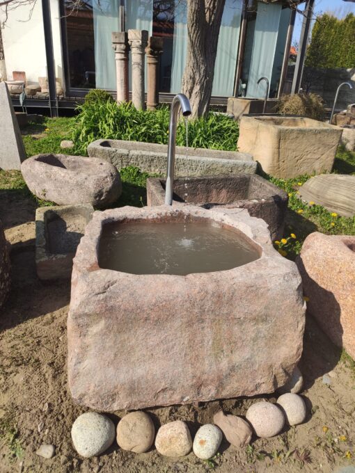 Findlingsbrunnen aus rotem Granit